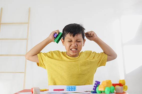 Psicoterapeuta infantil en Miami ayudando a un niño con problemas emocionales