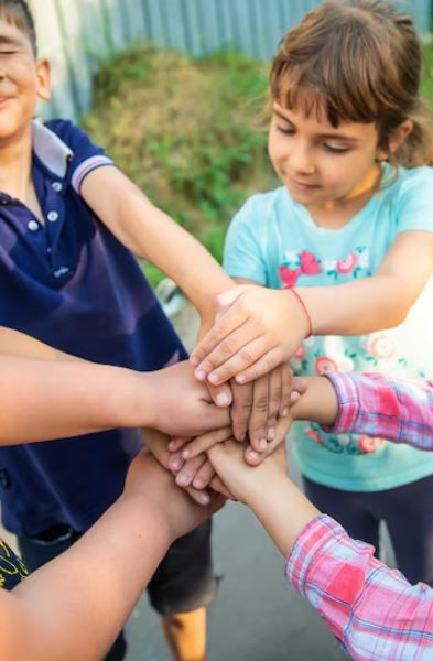 Niños recibiendo terapia emocional con una terapeuta infantil en Miami