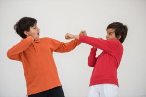 Cómo manejar las peleas entre hermanos: Psicóloga Infantil